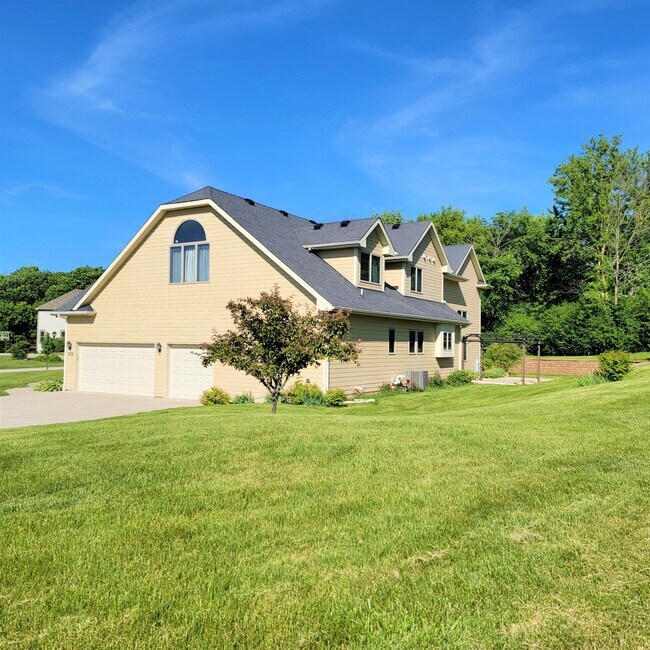 Building Photo - 520 Golden Eagle Ct