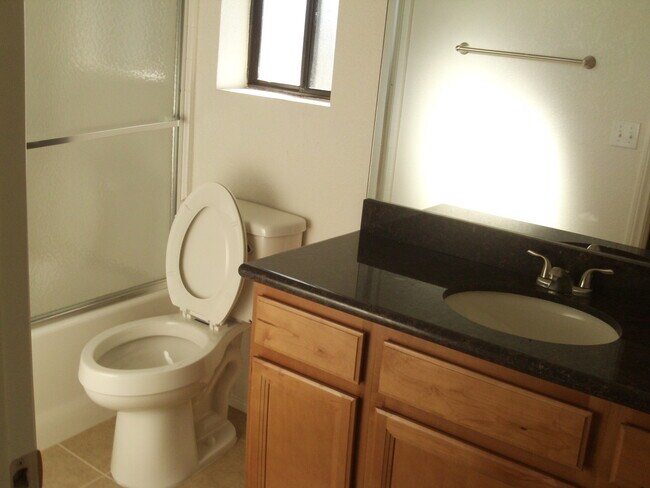 Building Photo - ( ( ( Coming Soon ) ) )  3 bed 2.5 bath La...