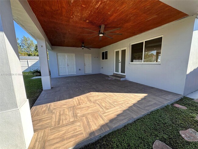 Building Photo - 8943 SW 25th St