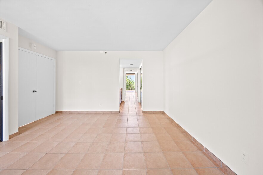 Building Photo - 1632 S Bayshore Ct