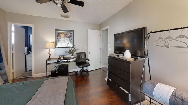 Building Photo - Nice 3 bedroom 2 bath with screened-in lan...