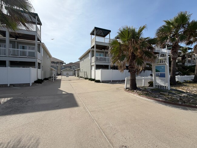 Building Photo - 14901 Windward Dr