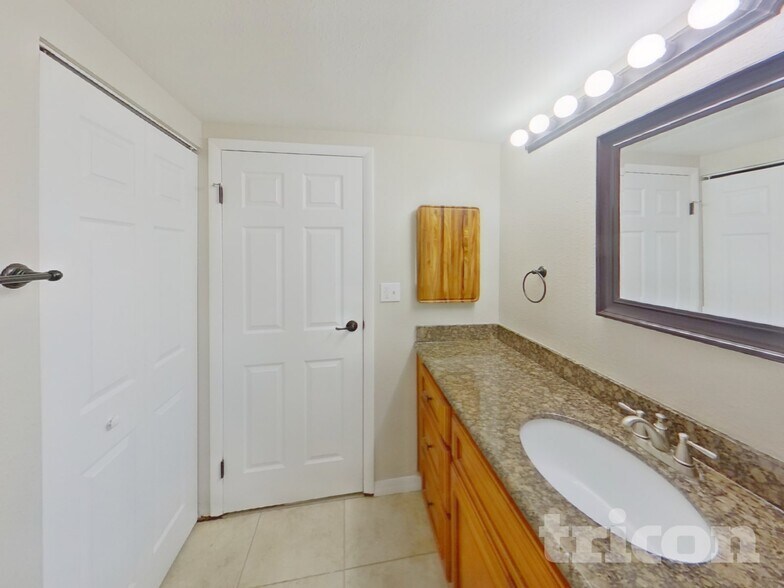 Building Photo - 1314 Oakcrest Dr