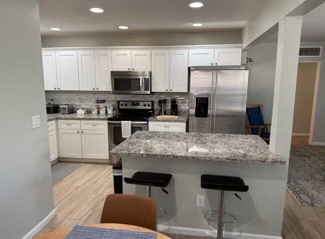 Building Photo - Spacious 2 Bed / 2 Bath Main-Floor Home in Phoenix, AZ