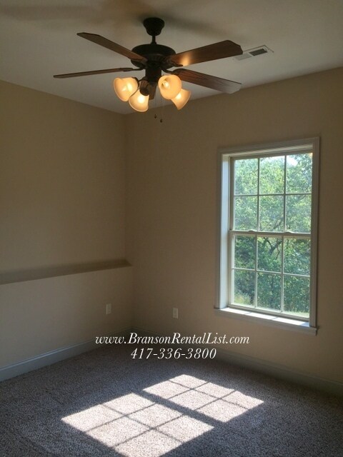 Building Photo - Fresh New Look - 4BR 21/2 Bath