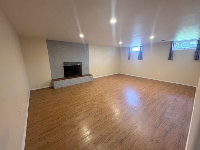 Building Photo - 1215 Avenue E
