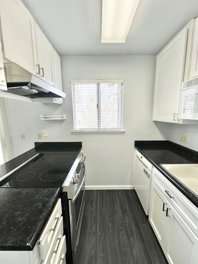 Building Photo - 1 Bedroom, 1 Bathroom Condo