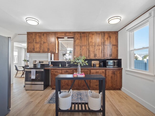 Building Photo - Craftsman on Madison (Furnished)