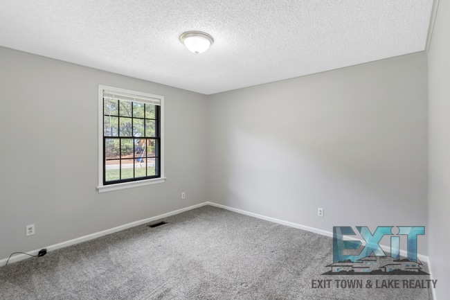 Building Photo - 3 Bedroom/2 Bathroom Home