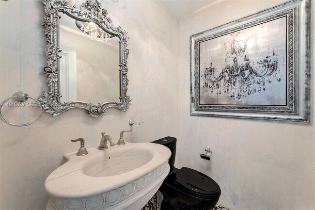 Building Photo - 5025 Collins Ave