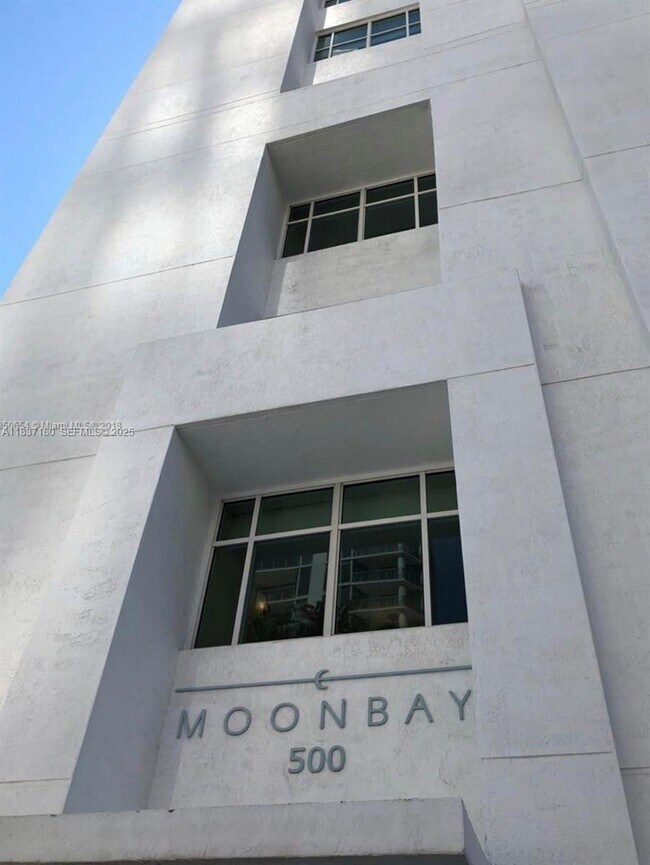 Building Photo - 520 NE 29th St