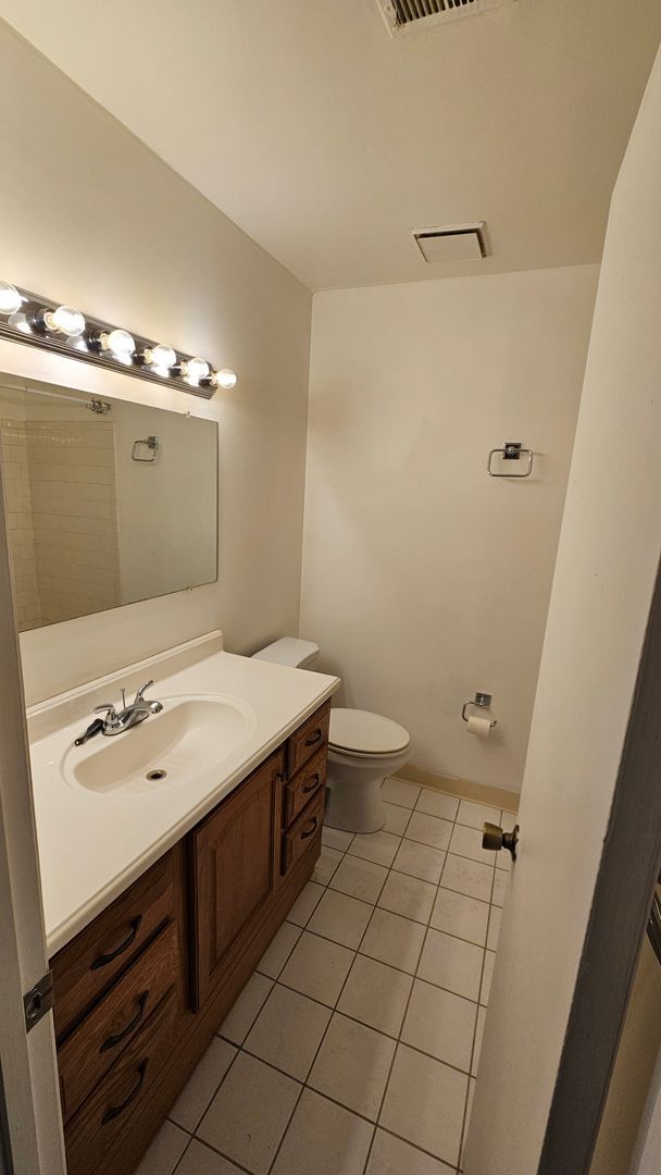 Building Photo - Secound Story Unit - Single Floor 3BR/1.5BA - Eastern Henrico - Great Location