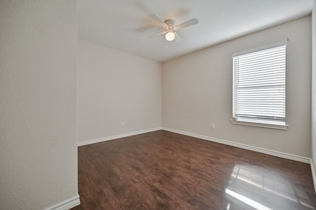 Building Photo - Mansfield 3/2 Duplex