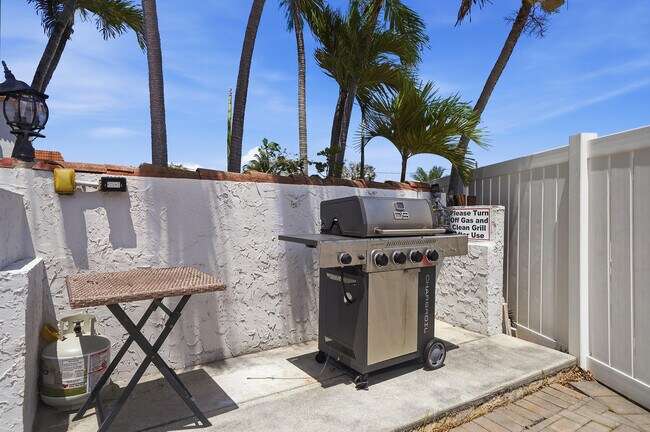 Building Photo - 1400 NE 57th St