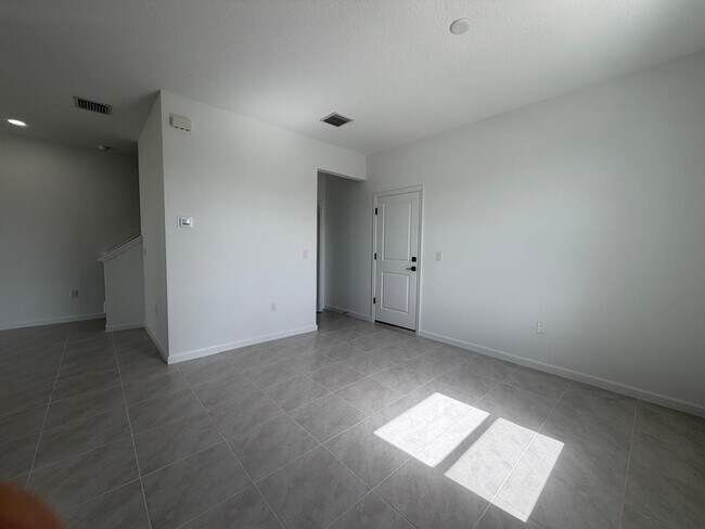 Building Photo - 4402 Longwood Lake Sq