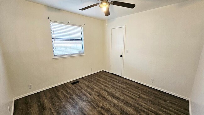 Building Photo - 9005 Tracy Dr