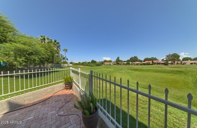 Building Photo - 4020 E Laurel Ln