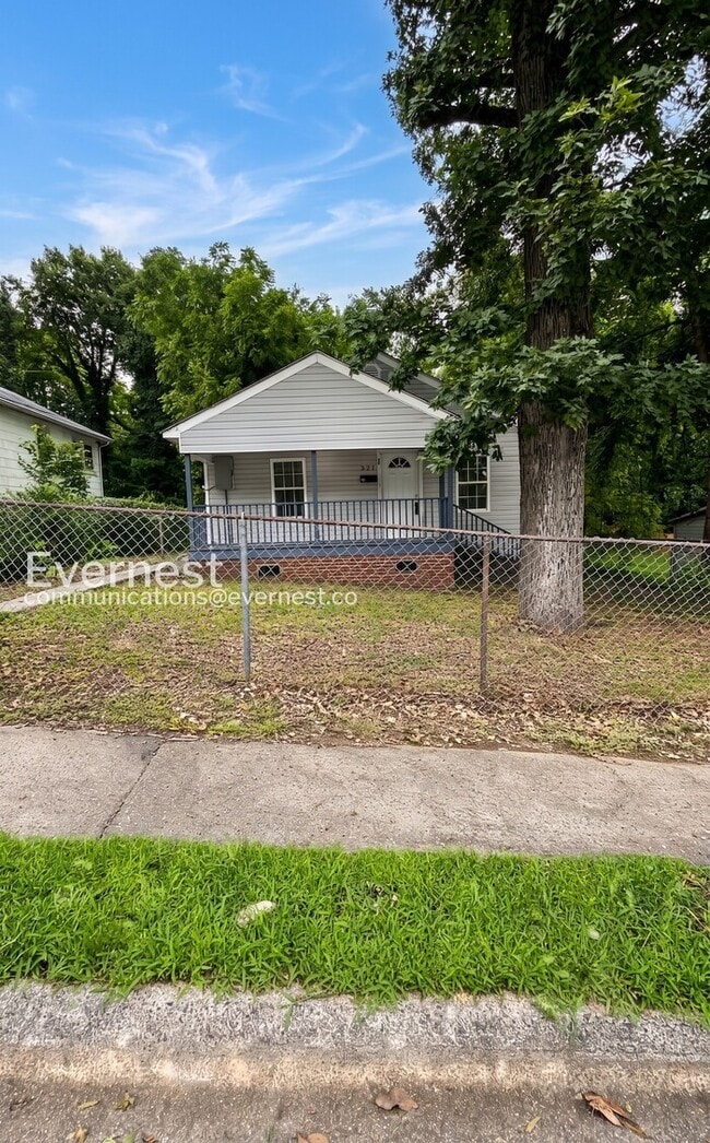 Building Photo - 2 Bed, 1 Bath Home with Off-Street Parking / Vouchers Accepted / Available Now!