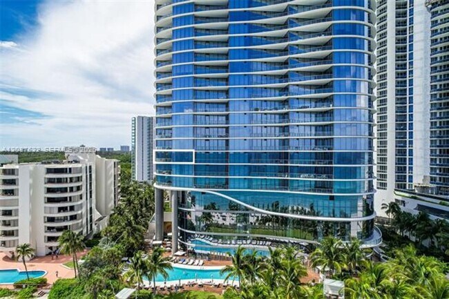 Building Photo - 15701 Collins Ave