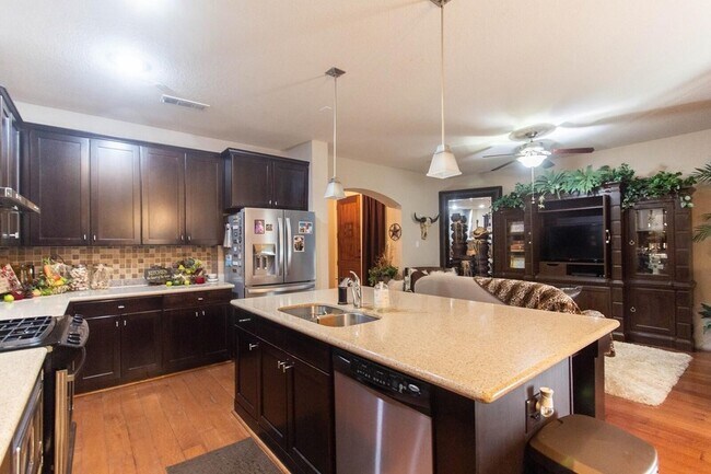 Building Photo - 1605 Brook Glen Dr