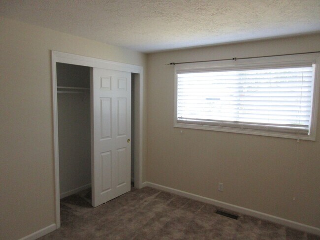 Building Photo - Well Maintained Three Bedroom in Keizer