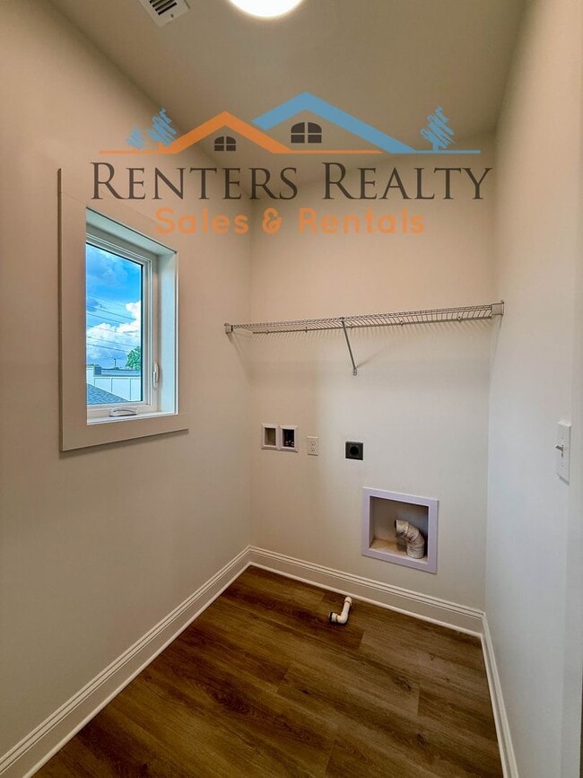 Building Photo - Stunning 2 Bedroom with Courtyard