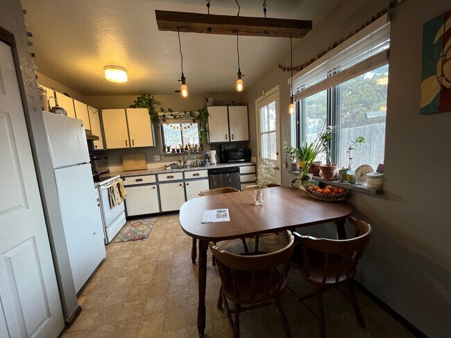 Building Photo - 2212 Trevor St