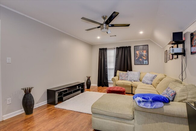 Building Photo - 4 bedroom 2.5 bath home on the water with ...