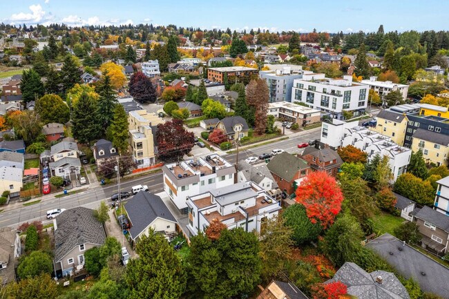 Building Photo - 823 NE 70th St