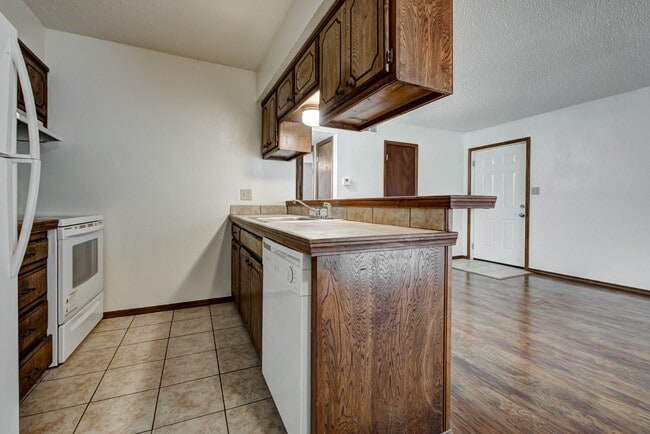 Building Photo - 1315 Glen Oaks Ct