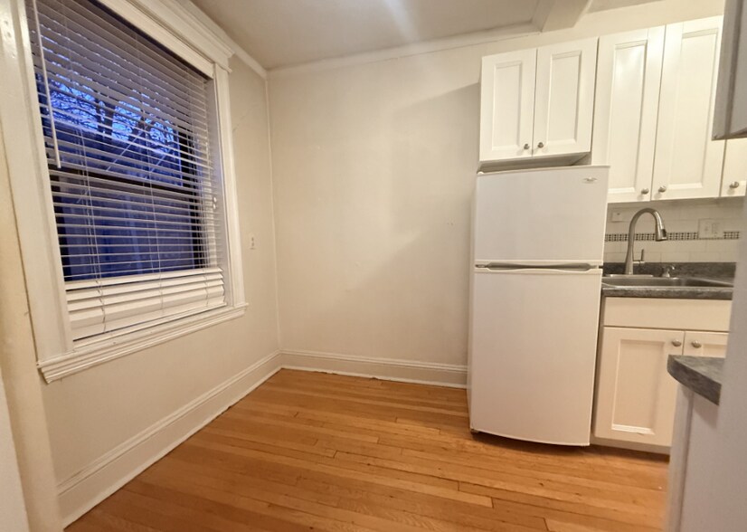 Building Photo - 394 Riverway