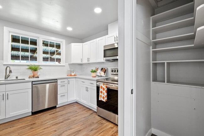 Building Photo - Spacious 4-Bedroom Home in South Capitol O...