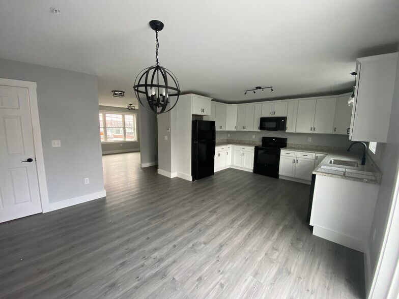 Building Photo - 32 Main St