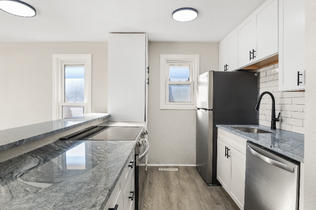 Building Photo - Completely Renovated Apartment!