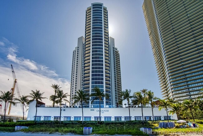 Building Photo - 18911 Collins Ave