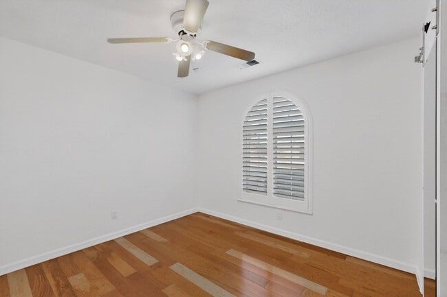 Building Photo - Executive Rental