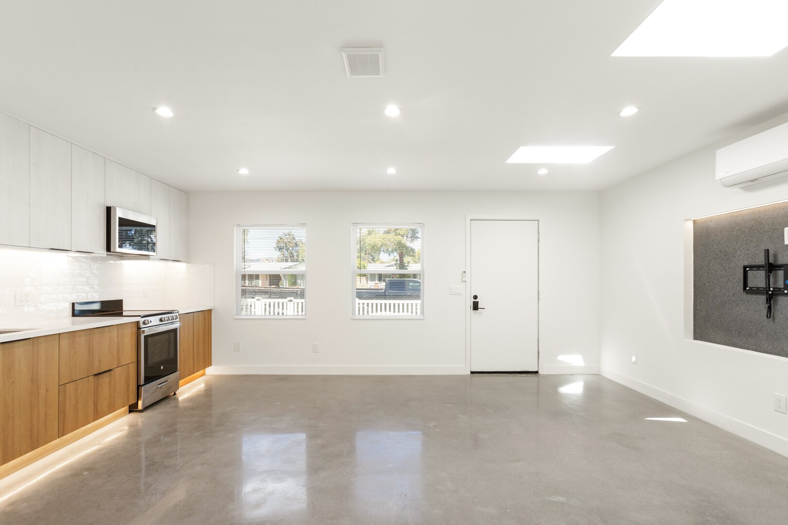 Living Space - 23046 Saticoy St