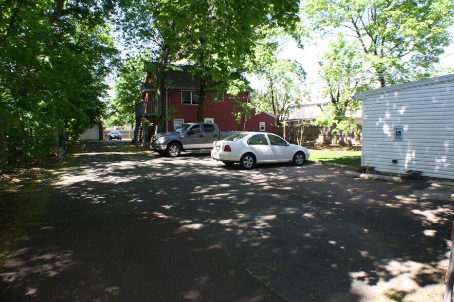 Building Photo - 716 W Main St