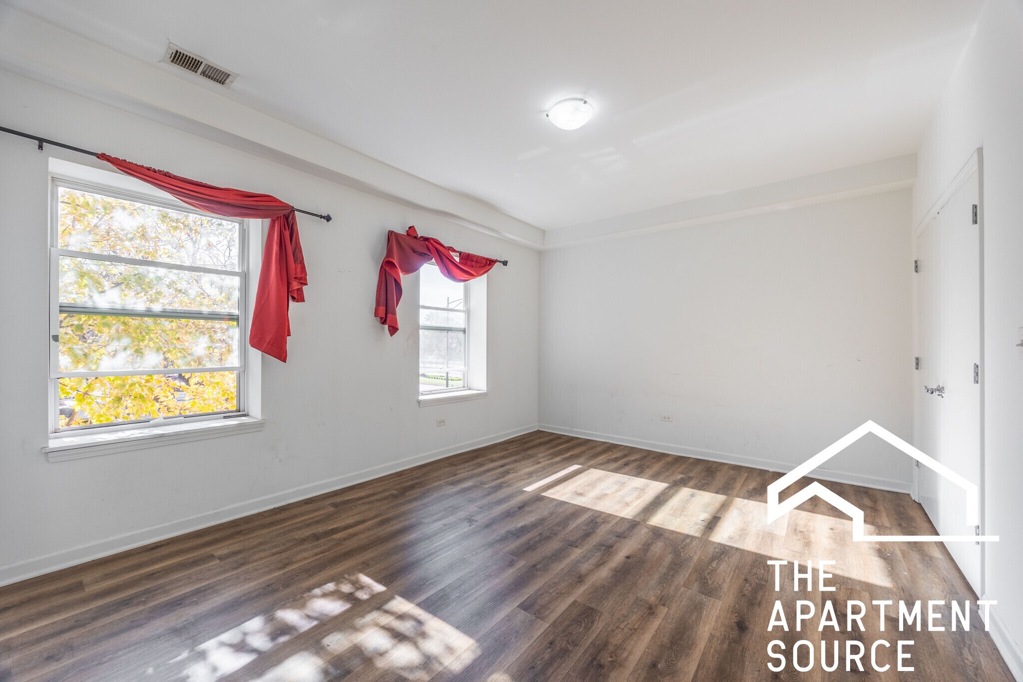 Building Photo - 1545 W Glenlake Ave