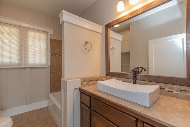 Building Photo - $1500 - 3 bed/1 bath house in Central Aven...