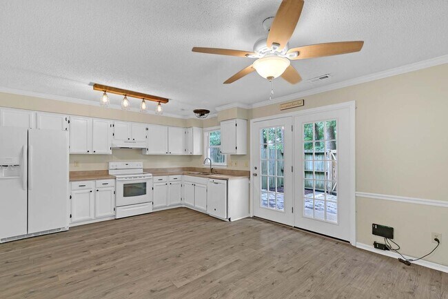 Building Photo - 105 Choisy Crescent