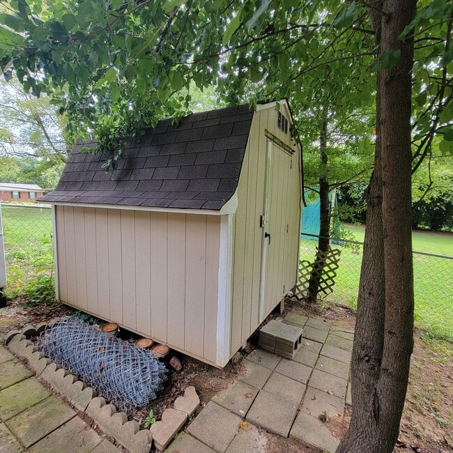 Building Photo - 3/1 Brick Ranch-Algood School Zone-Single ...