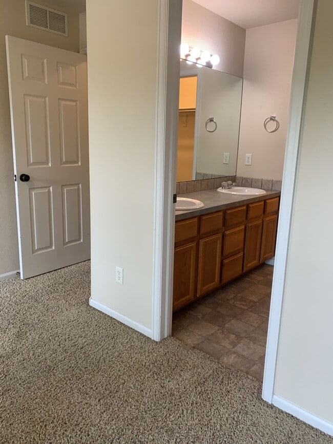 Building Photo - 844 Apex Dr