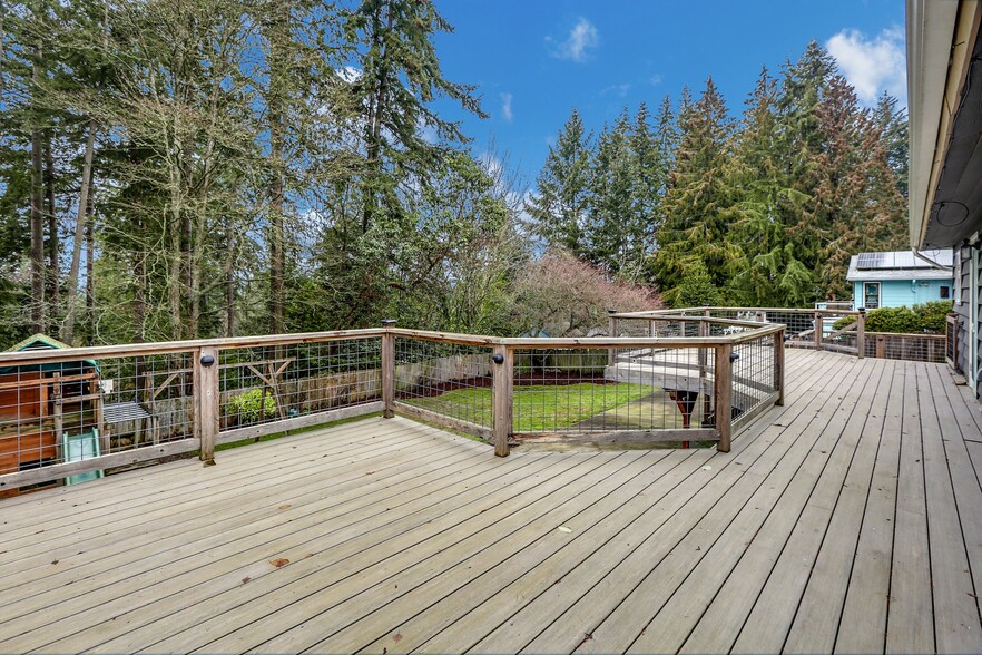 Deck - 24116 102nd Pl W
