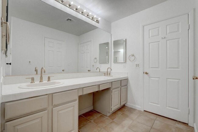Building Photo - 3238 Brookfield Dr