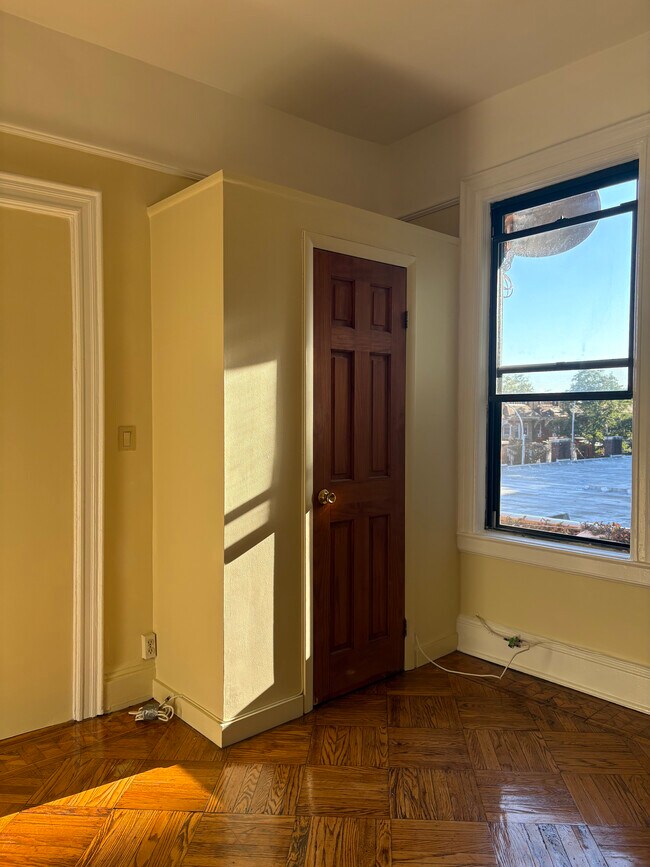 Building Photo - 129 Sunnyside Ave