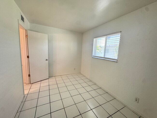 Building Photo - 1100 S Lake Dr