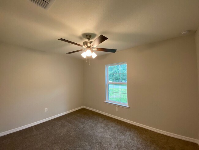 Building Photo - Custom Home - Desirable SE Ocala Neighborh...