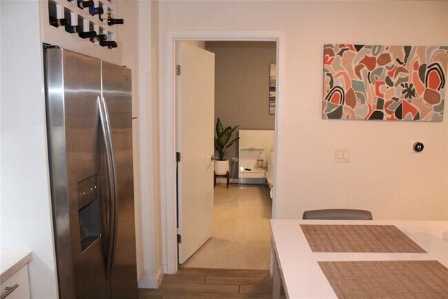 Building Photo - 999 SW 1st Ave