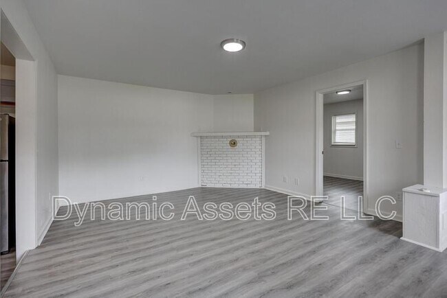 Building Photo - 208 E Park St